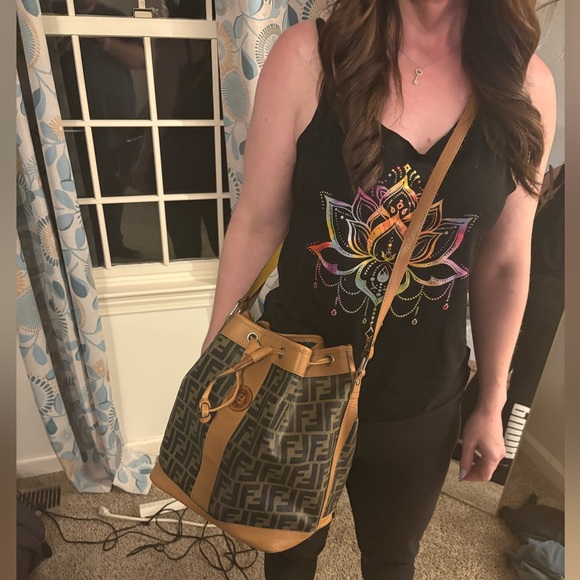 Fendi bucket bag - Picture 3 of 3